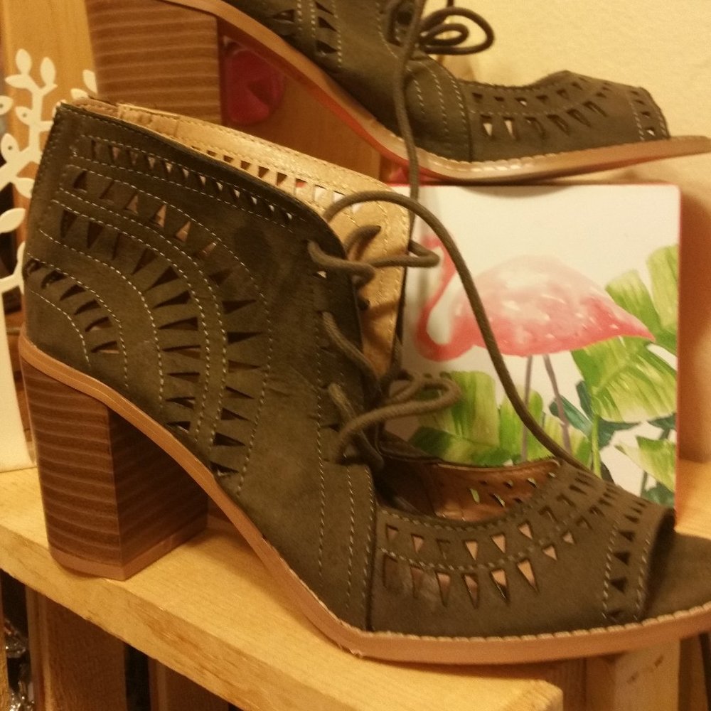 CANYON  RIVER  OLIVE GREEN STACK HEELS NEW 9 $20.